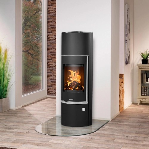 Kaminofen-Justus-Faro-W-plus-2-0-Stahl-Schwarz-mit-Abdeckplatte-Glas-Ambient_1600x1600 Kaminofen Justus Faro W+ 2.0 7 kW – Speicherofen mit Wärmespeicherung – Bild 2